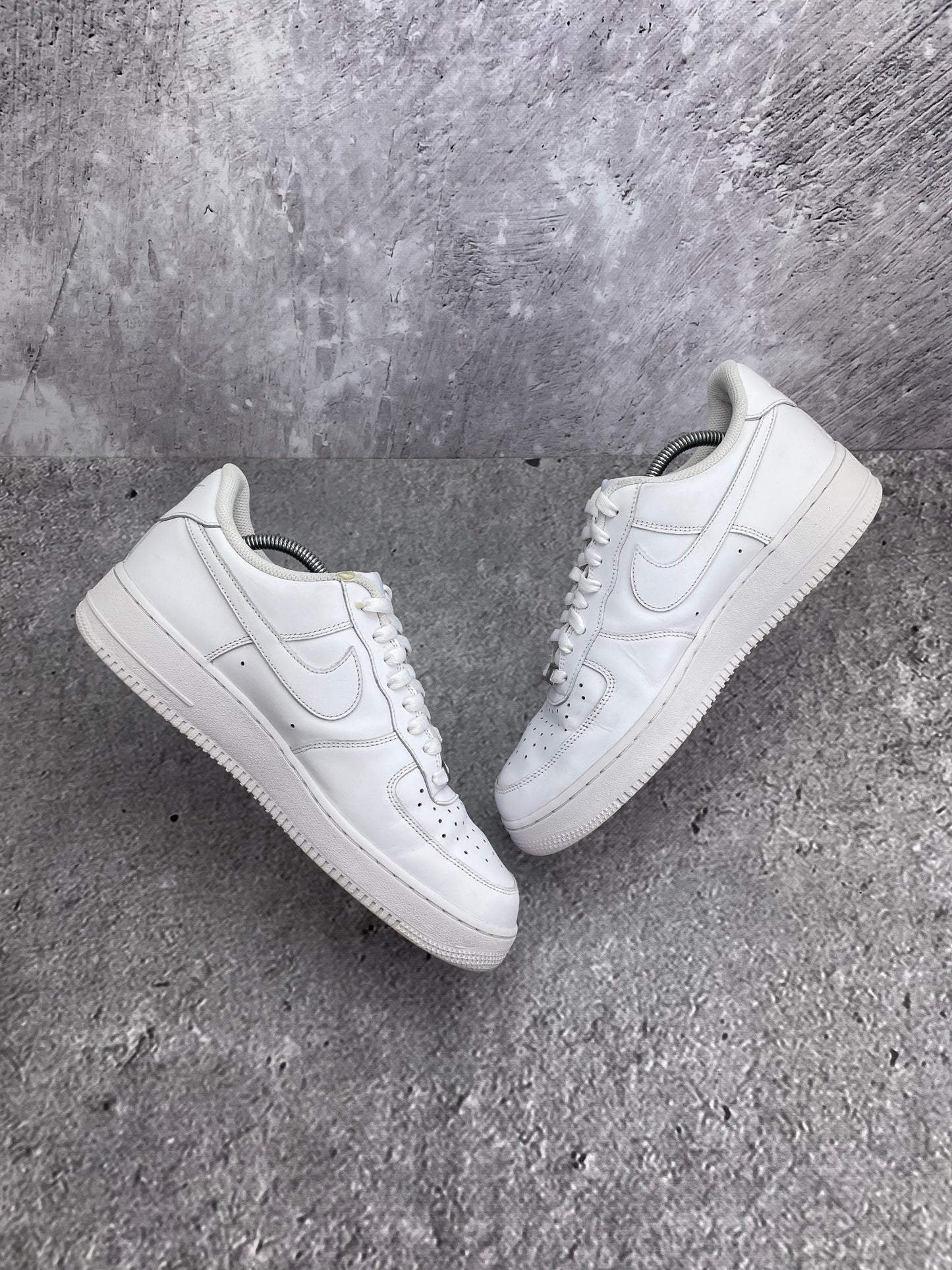 Nike Air Force 1 Low Triple White — buty sportowe męskie w bardzo dobrym stanie rozmiar 43, widok z góry na wewnętrzną stronę butów