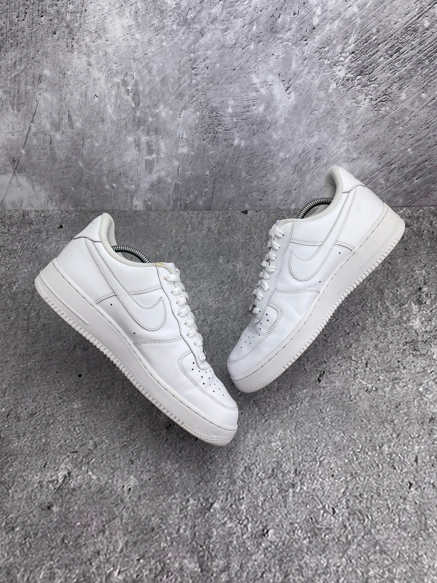 Nike Air Force 1 Low Triple White — buty sportowe męskie w bardzo dobrym stanie rozmiar 43, widok z góry na wewnętrzną stronę butów
