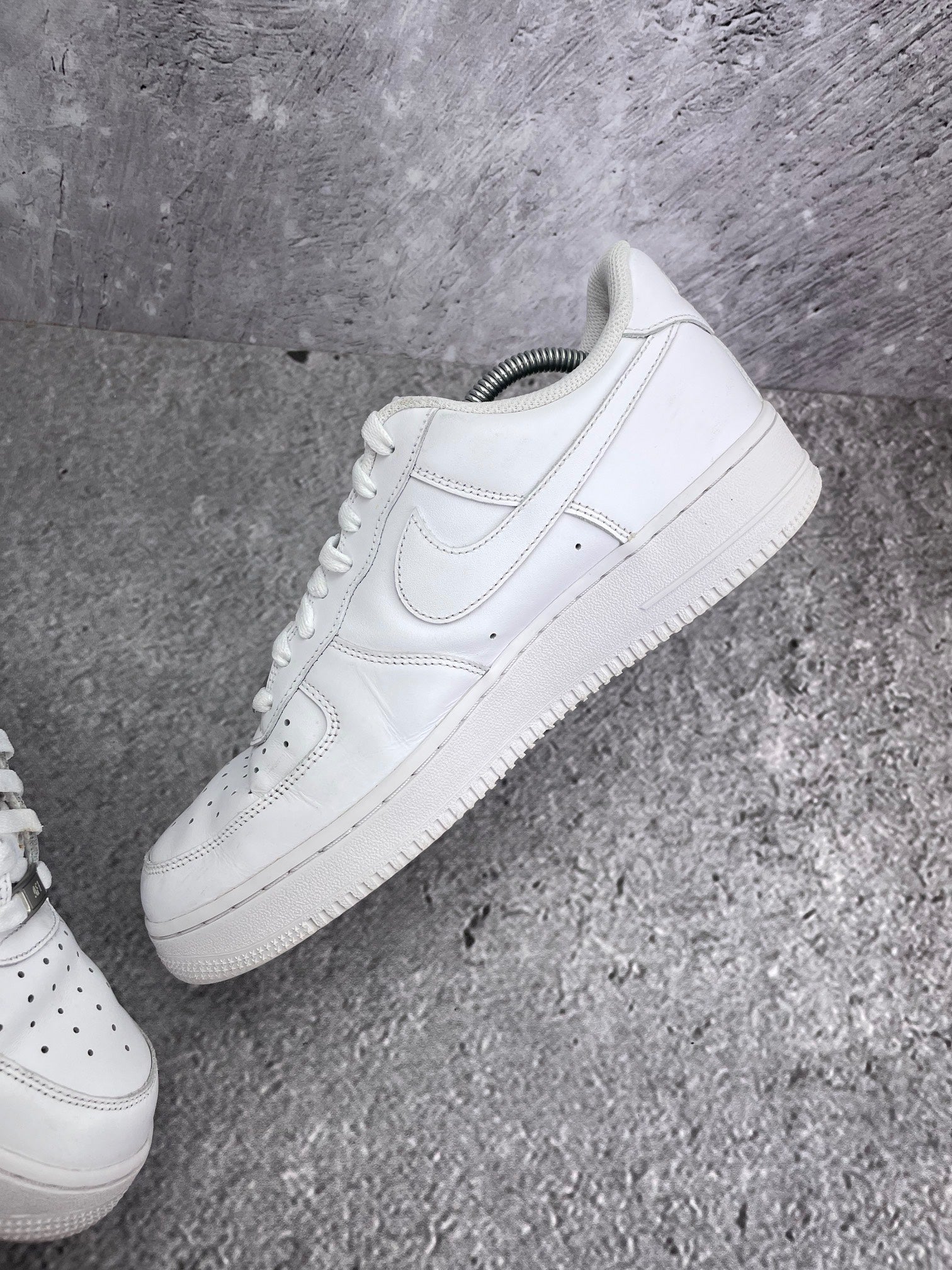 Nike Air Force 1 Low Triple White — buty sportowe męskie w bardzo dobrym stanie rozmiar 43, wewnętrzny panel lewego buta