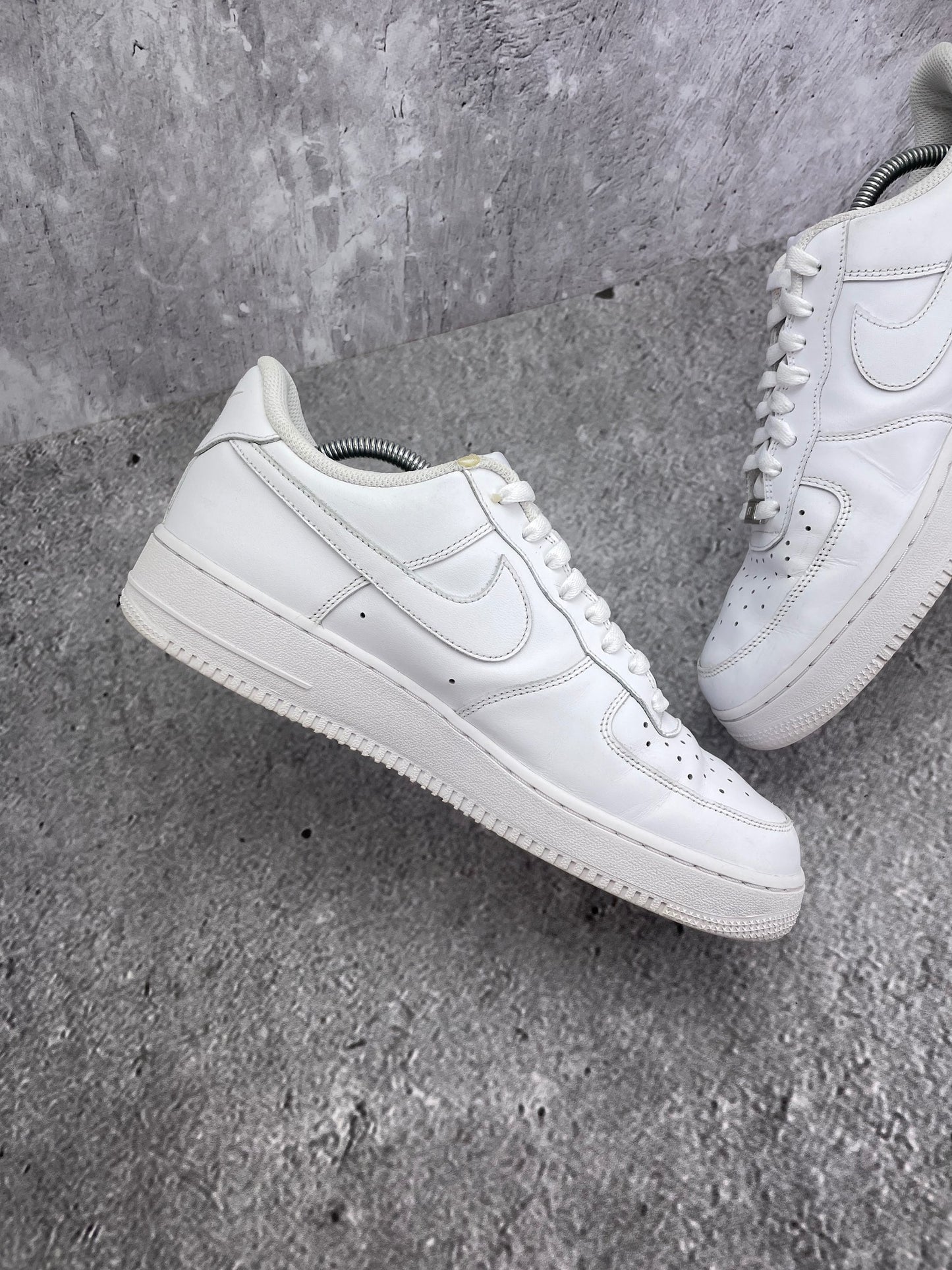 Nike Air Force 1 Low Triple White — buty sportowe męskie w bardzo dobrym stanie rozmiar 43, wewnętrzny panel prawego buta