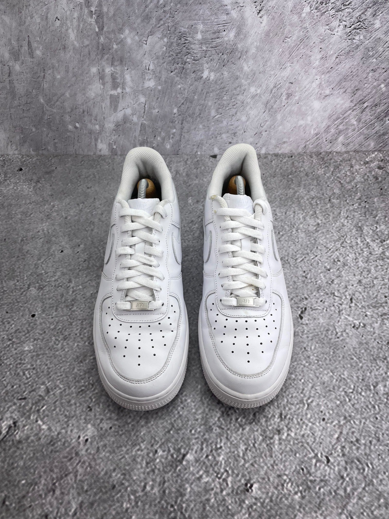 Nike Air Force 1 Low Triple White — buty sportowe męskie w bardzo dobrym stanie rozmiar 43, widok z góry