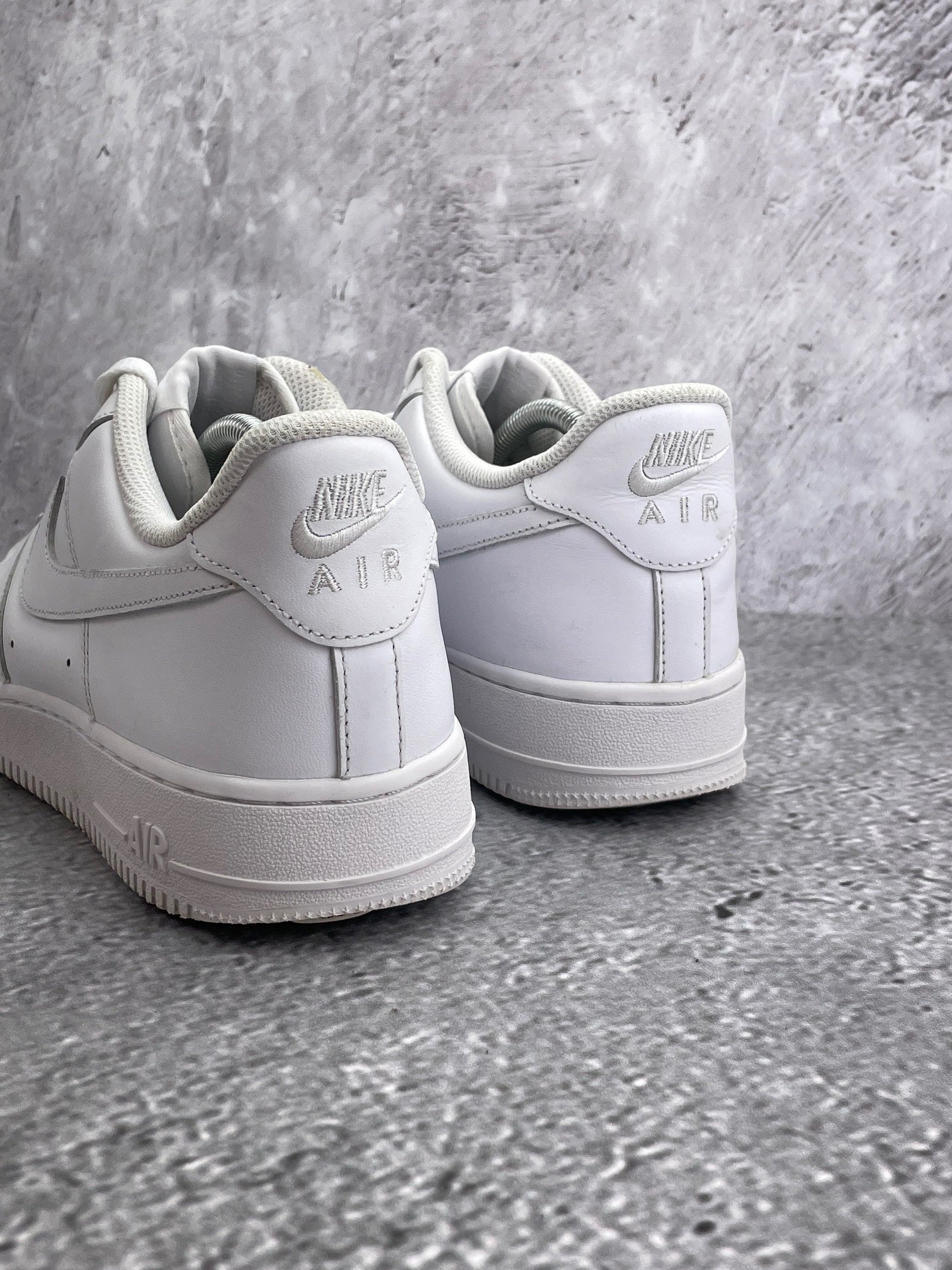 Nike Air Force 1 Low Triple White — buty sportowe męskie w bardzo dobrym stanie rozmiar 43, widok z tyłu