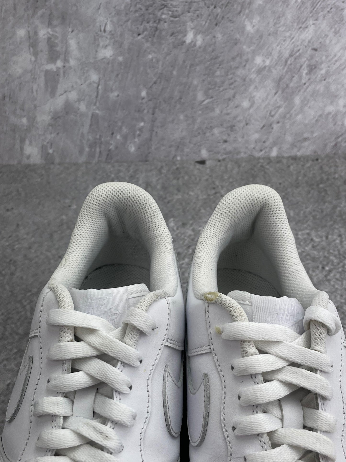 Nike Air Force 1 Low Triple White — buty sportowe męskie w bardzo dobrym stanie rozmiar 43, zapiętki butów