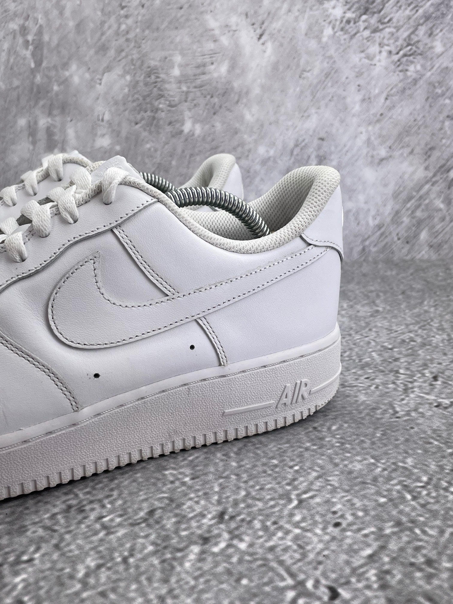 Nike Air Force 1 Low Triple White — buty sportowe męskie w bardzo dobrym stanie rozmiar 43, opcjonalne zdjęcie 1