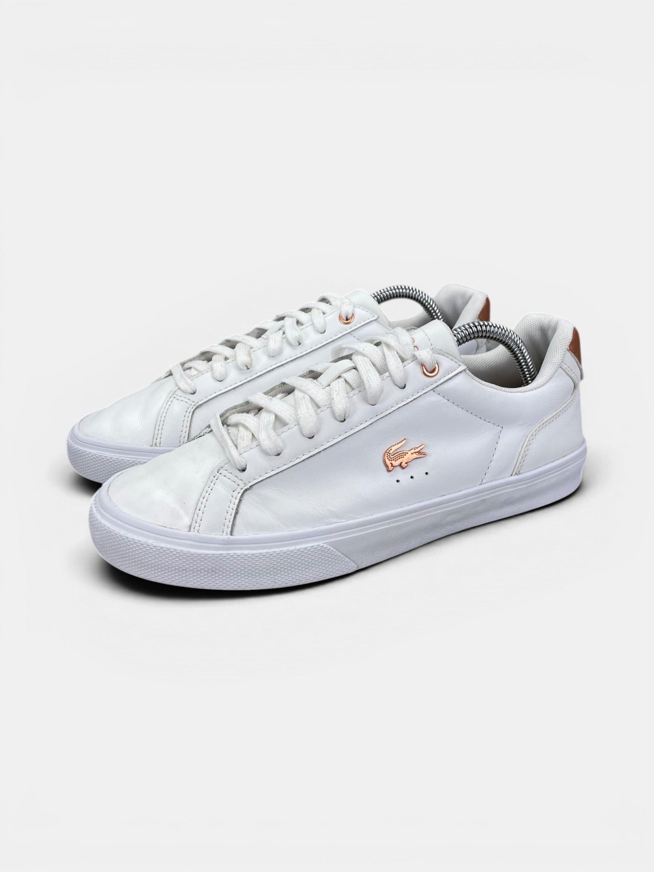 Lacoste Sneakers — buty sportowe damskie w bardzo dobrym stanie rozmiar 39, widok z boku