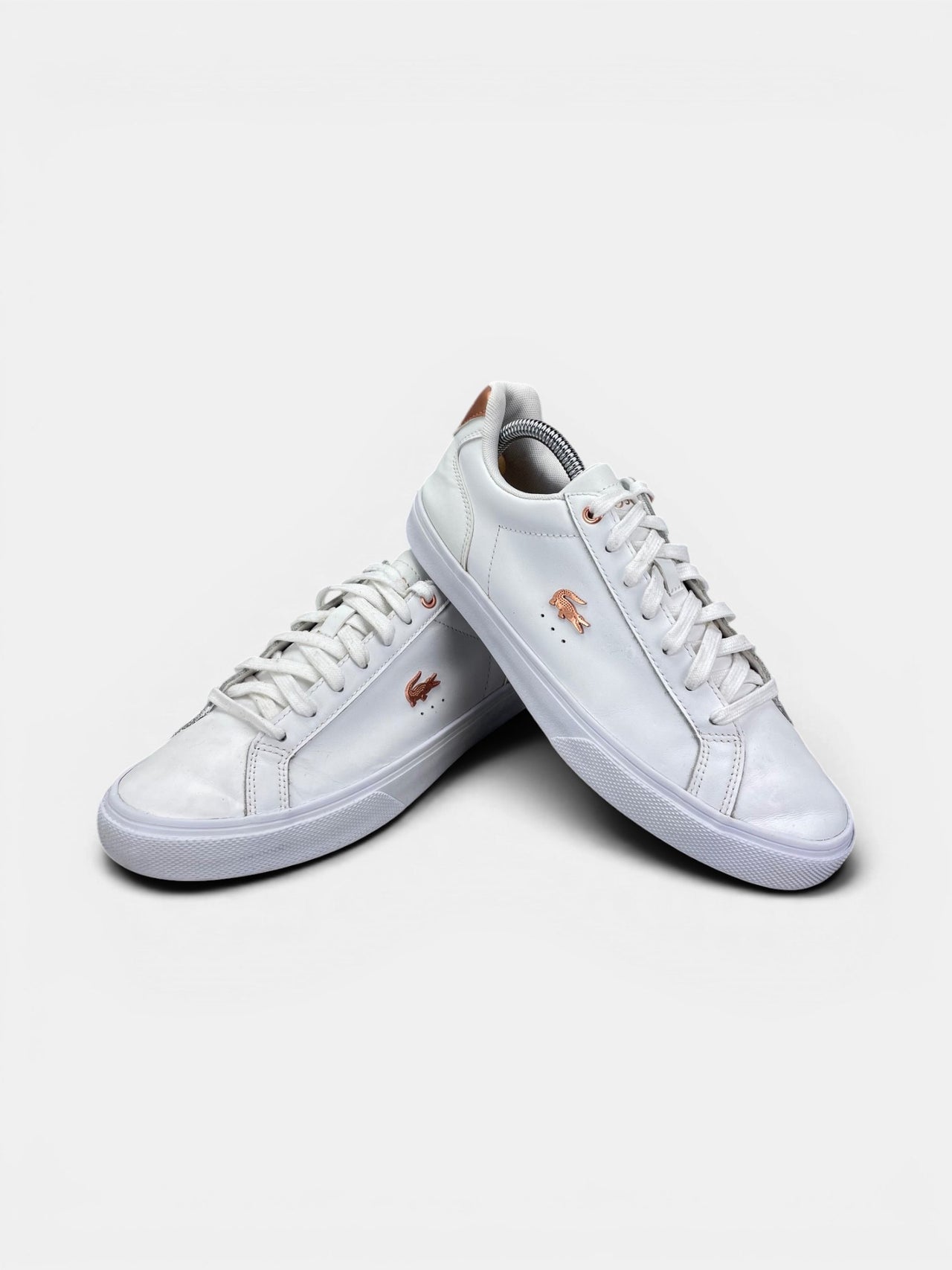 Lacoste Sneakers — buty sportowe damskie w bardzo dobrym stanie rozmiar 39, boczny profil