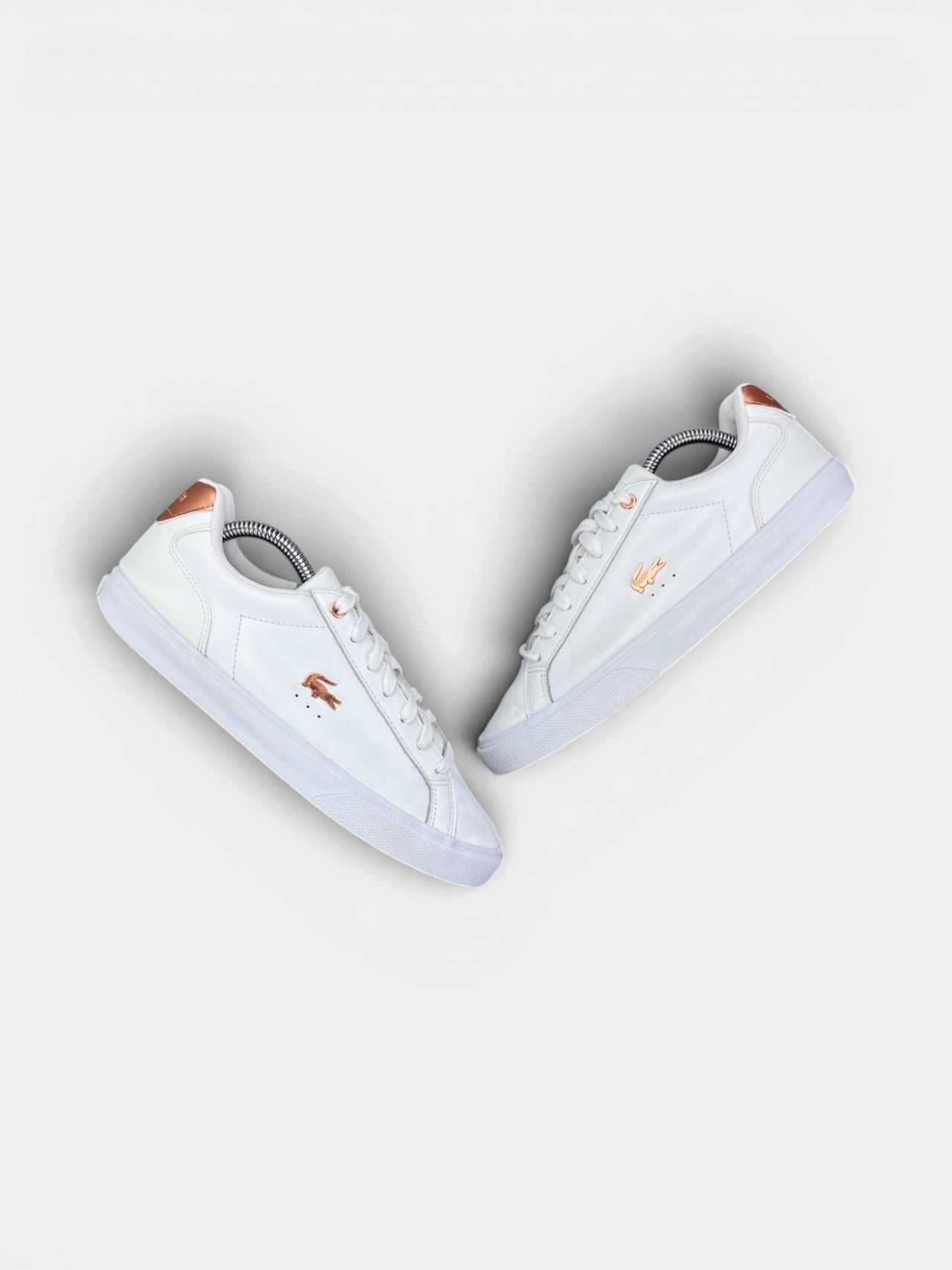 Lacoste Sneakers — buty sportowe damskie w bardzo dobrym stanie rozmiar 39, widok z góry na zewnętrzną stronę butów