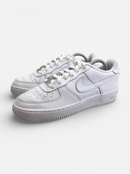 Nike Air Force 1 Low Triple White — buty sportowe damskie w bardzo dobrym stanie rozmiar 38, widok z boku