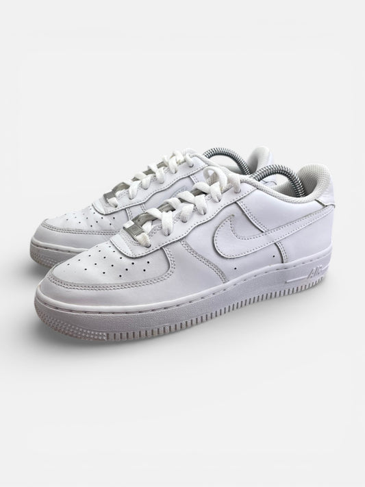 Nike Air Force 1 Low Triple White — buty sportowe damskie w bardzo dobrym stanie rozmiar 38, widok z boku