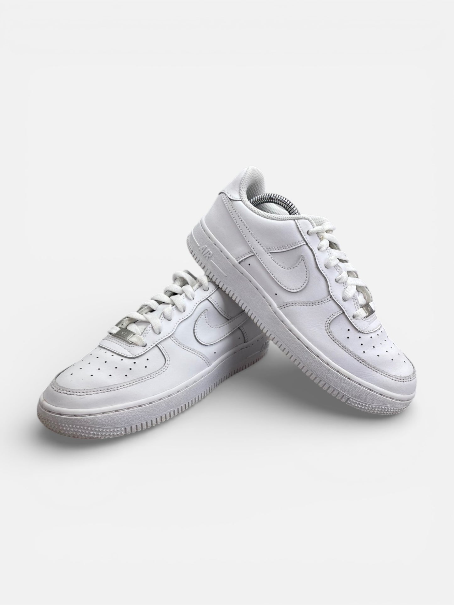 Nike Air Force 1 Low Triple White — buty sportowe damskie w bardzo dobrym stanie rozmiar 38, boczny profil