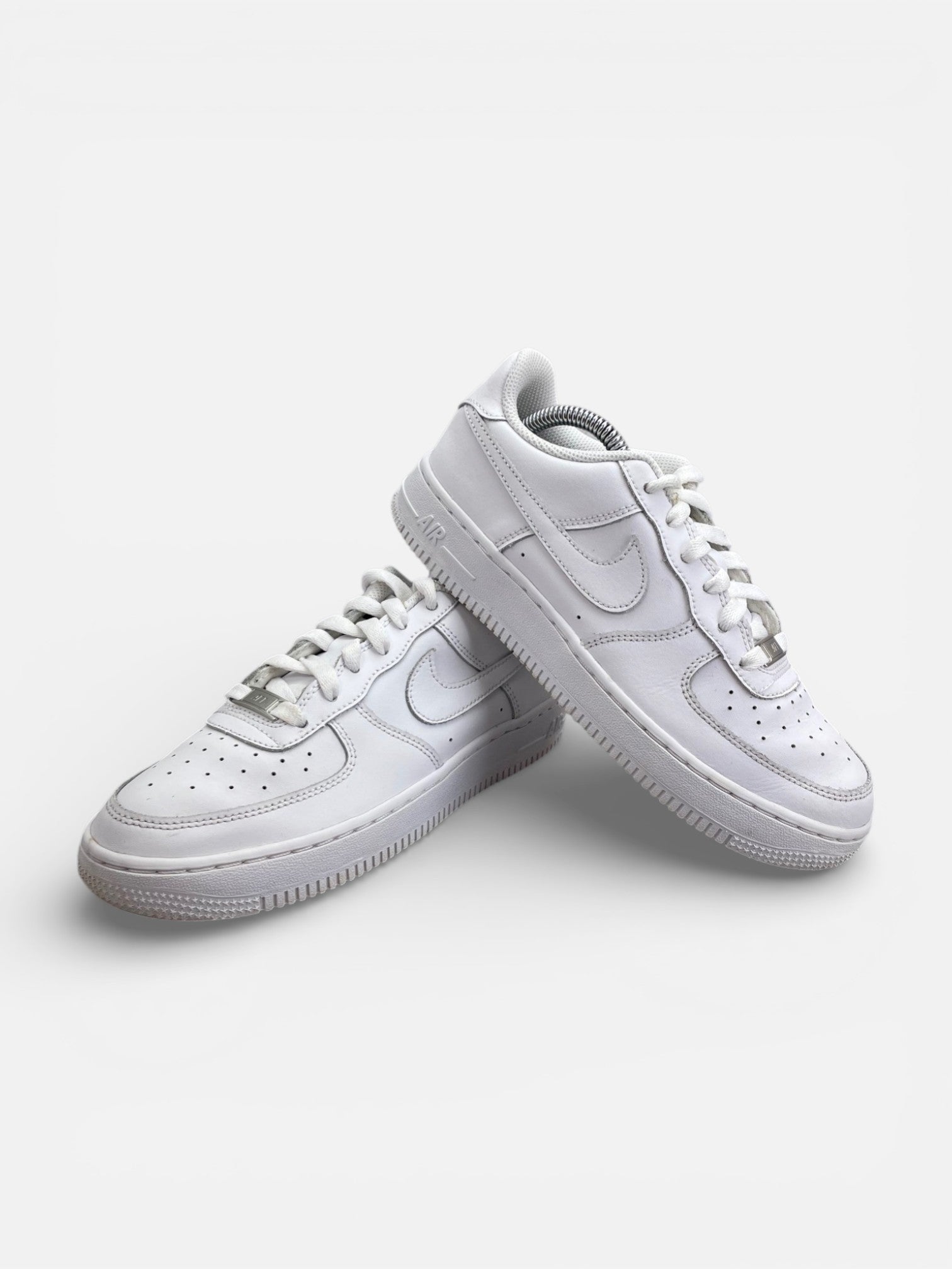 Nike Air Force 1 Low Triple White — buty sportowe damskie w bardzo dobrym stanie rozmiar 38, boczny profil
