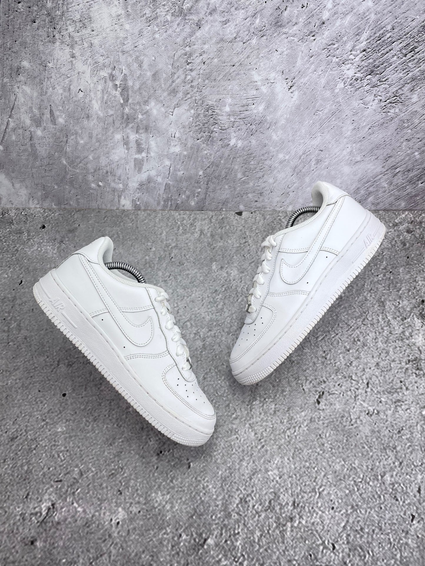 Nike Air Force 1 Low Triple White — buty sportowe damskie w bardzo dobrym stanie rozmiar 38, widok z góry na zewnętrzną stronę butów