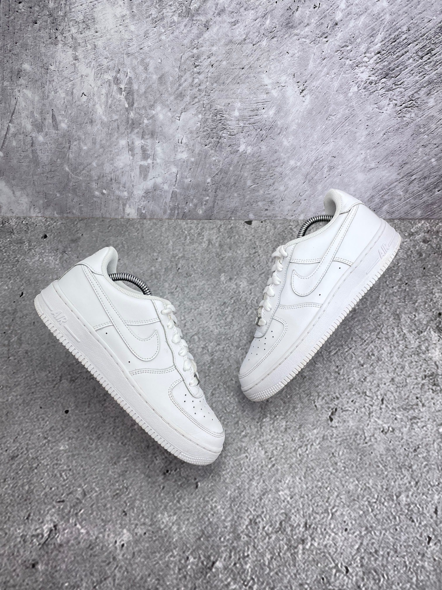 Nike Air Force 1 Low Triple White — buty sportowe damskie w bardzo dobrym stanie rozmiar 38, widok z góry na zewnętrzną stronę butów