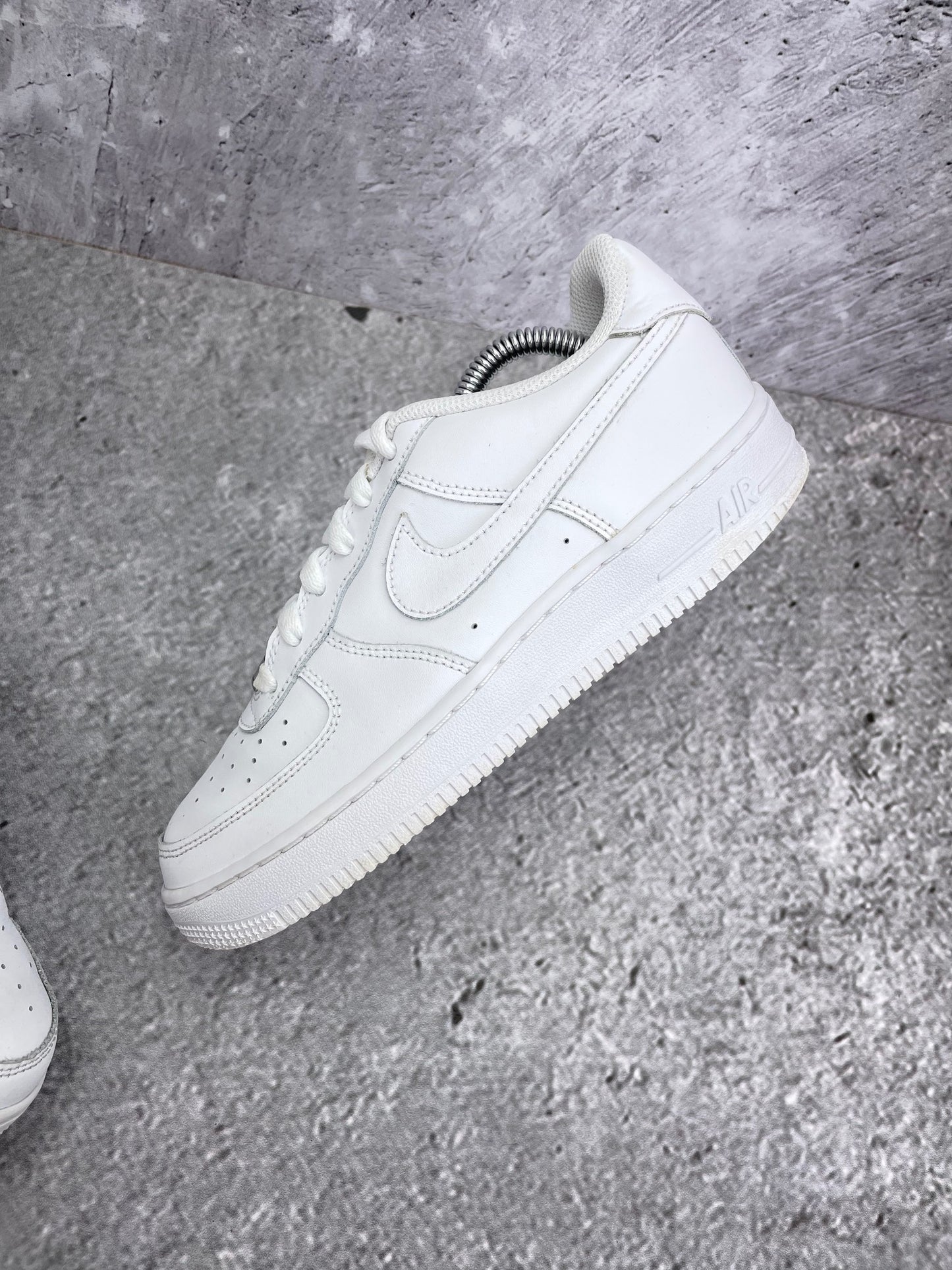 Nike Air Force 1 Low Triple White — buty sportowe damskie w bardzo dobrym stanie rozmiar 38, zewnętrzny panel prawego buta