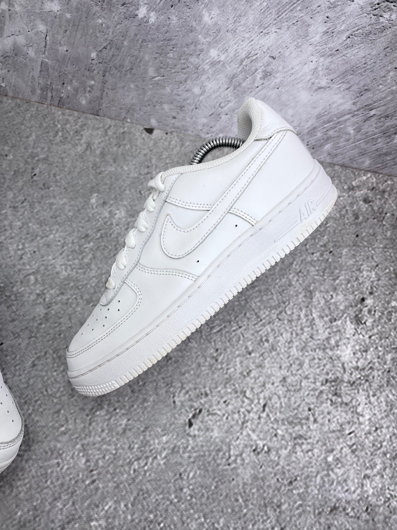 Nike Air Force 1 Low Triple White — buty sportowe damskie w bardzo dobrym stanie rozmiar 38, zewnętrzny panel prawego buta