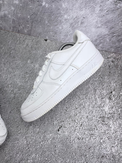 Nike Air Force 1 Low Triple White — buty sportowe damskie w bardzo dobrym stanie rozmiar 38, zewnętrzny panel prawego buta