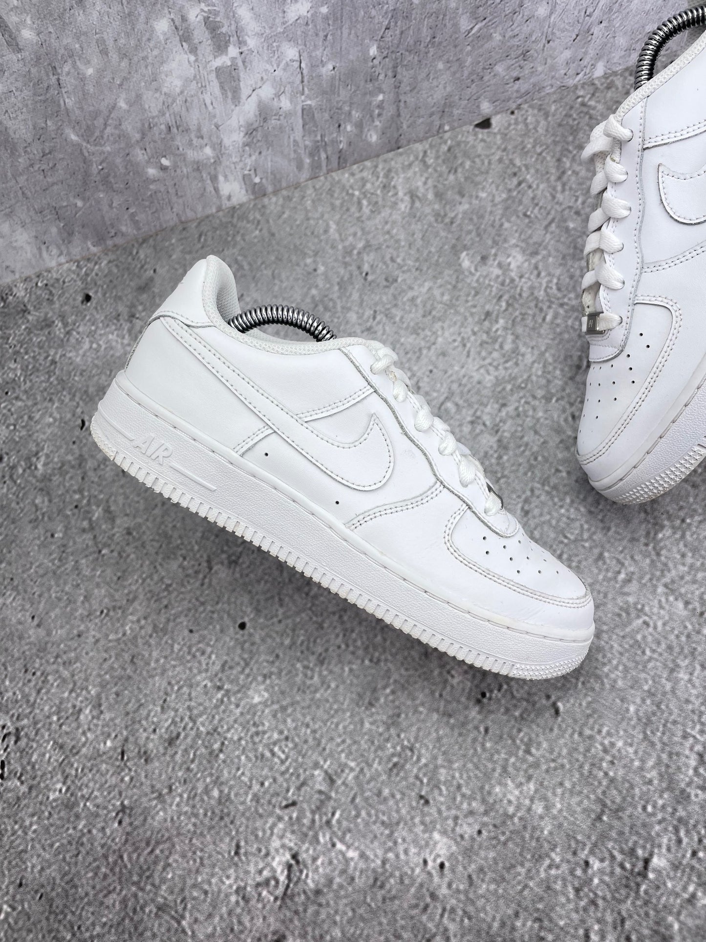Nike Air Force 1 Low Triple White — buty sportowe damskie w bardzo dobrym stanie rozmiar 38, zewnętrzny panel lewego buta