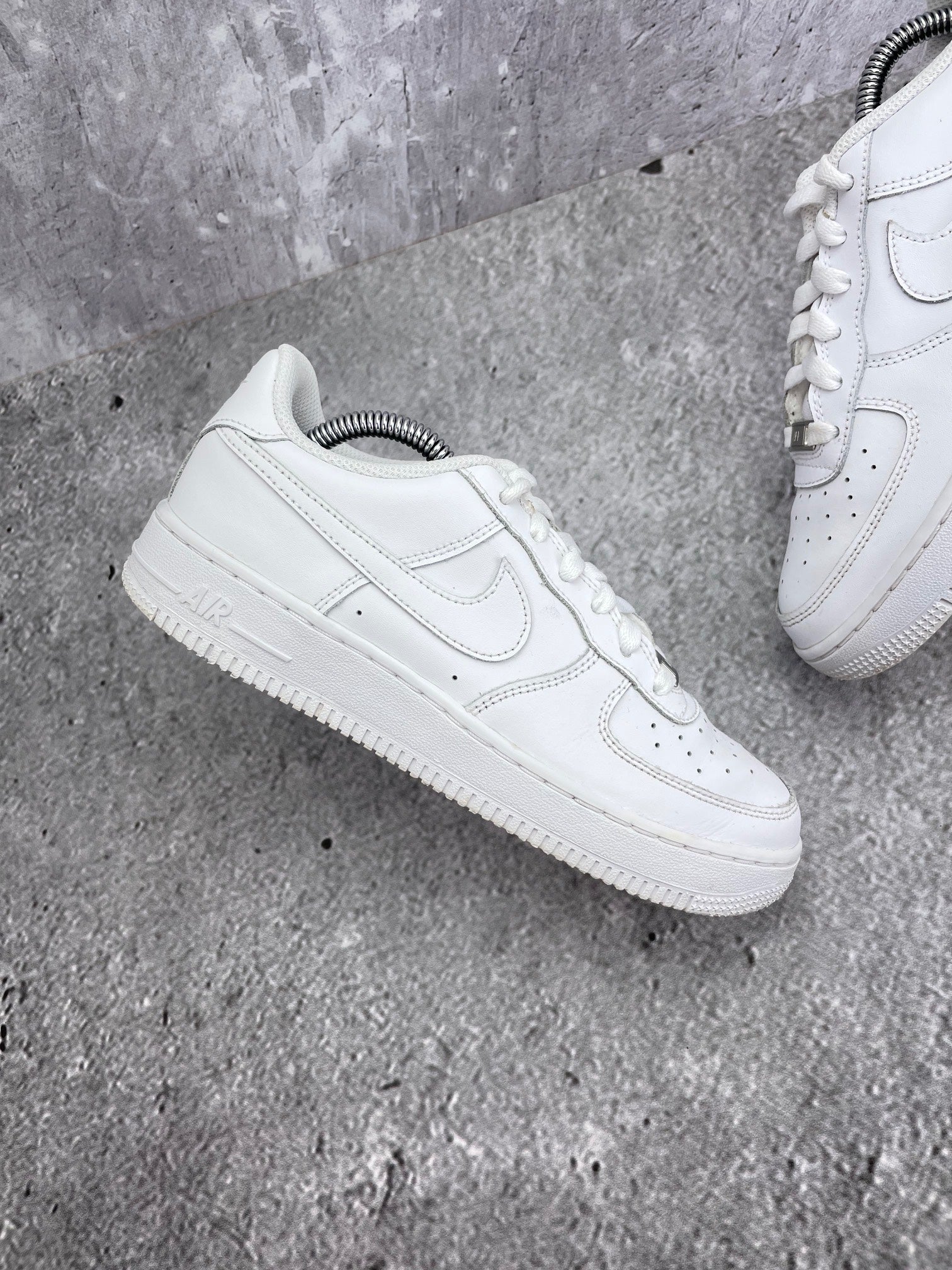 Nike Air Force 1 Low Triple White — buty sportowe damskie w bardzo dobrym stanie rozmiar 38, zewnętrzny panel lewego buta