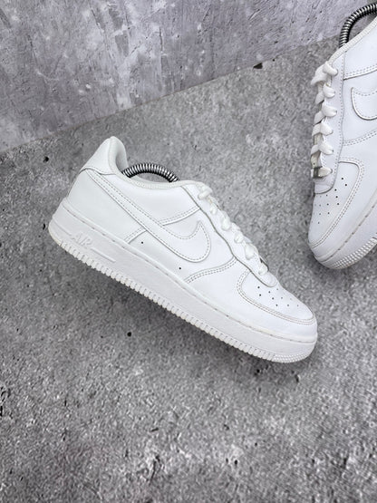 Nike Air Force 1 Low Triple White — buty sportowe damskie w bardzo dobrym stanie rozmiar 38, zewnętrzny panel lewego buta