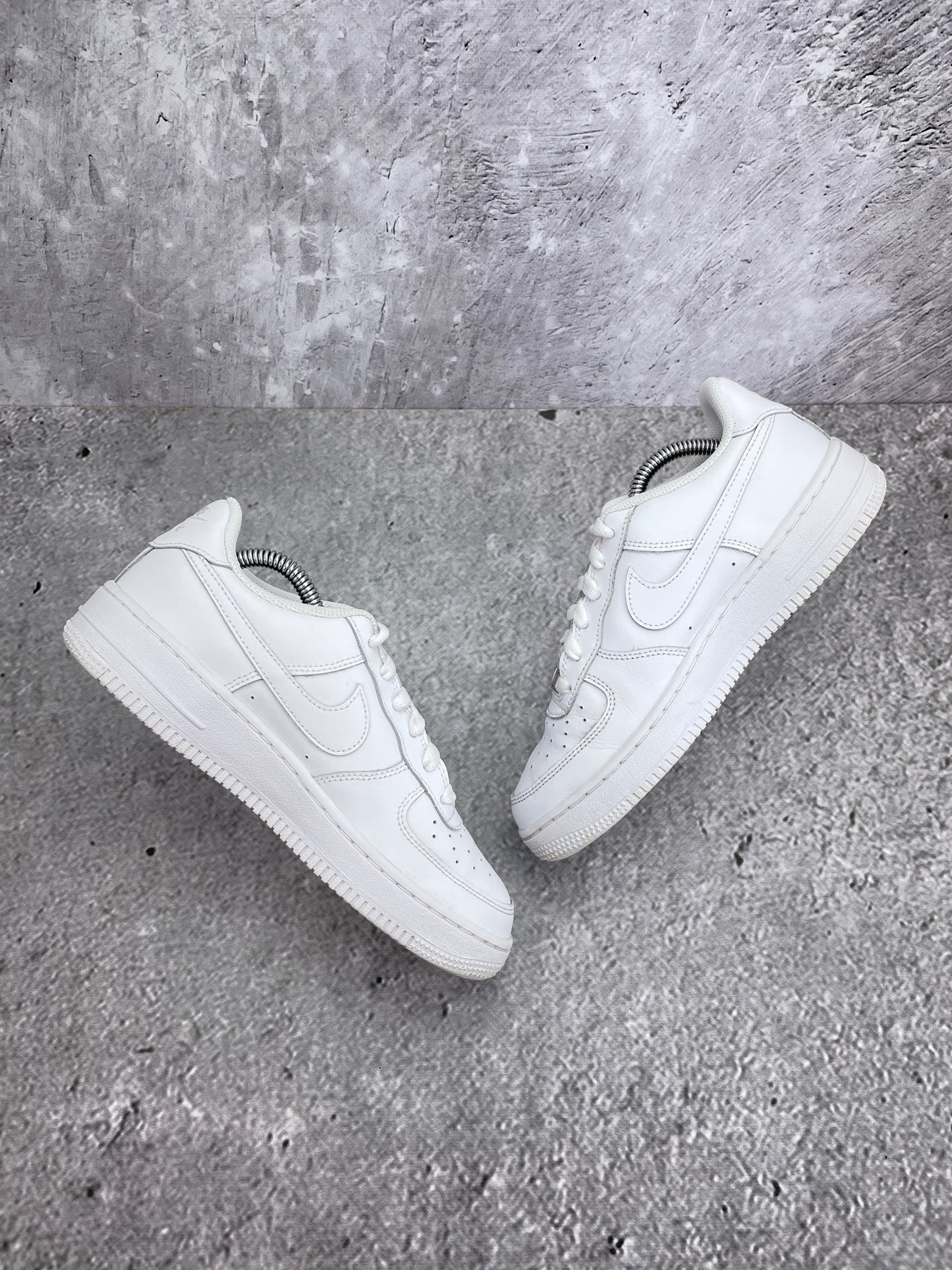 Nike Air Force 1 Low Triple White — buty sportowe damskie w bardzo dobrym stanie rozmiar 38, widok z góry na wewnętrzną stronę butów