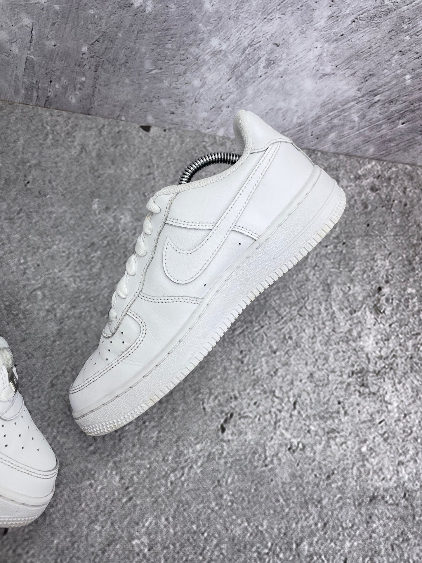 Nike Air Force 1 Low Triple White — buty sportowe damskie w bardzo dobrym stanie rozmiar 38, wewnętrzny panel lewego buta