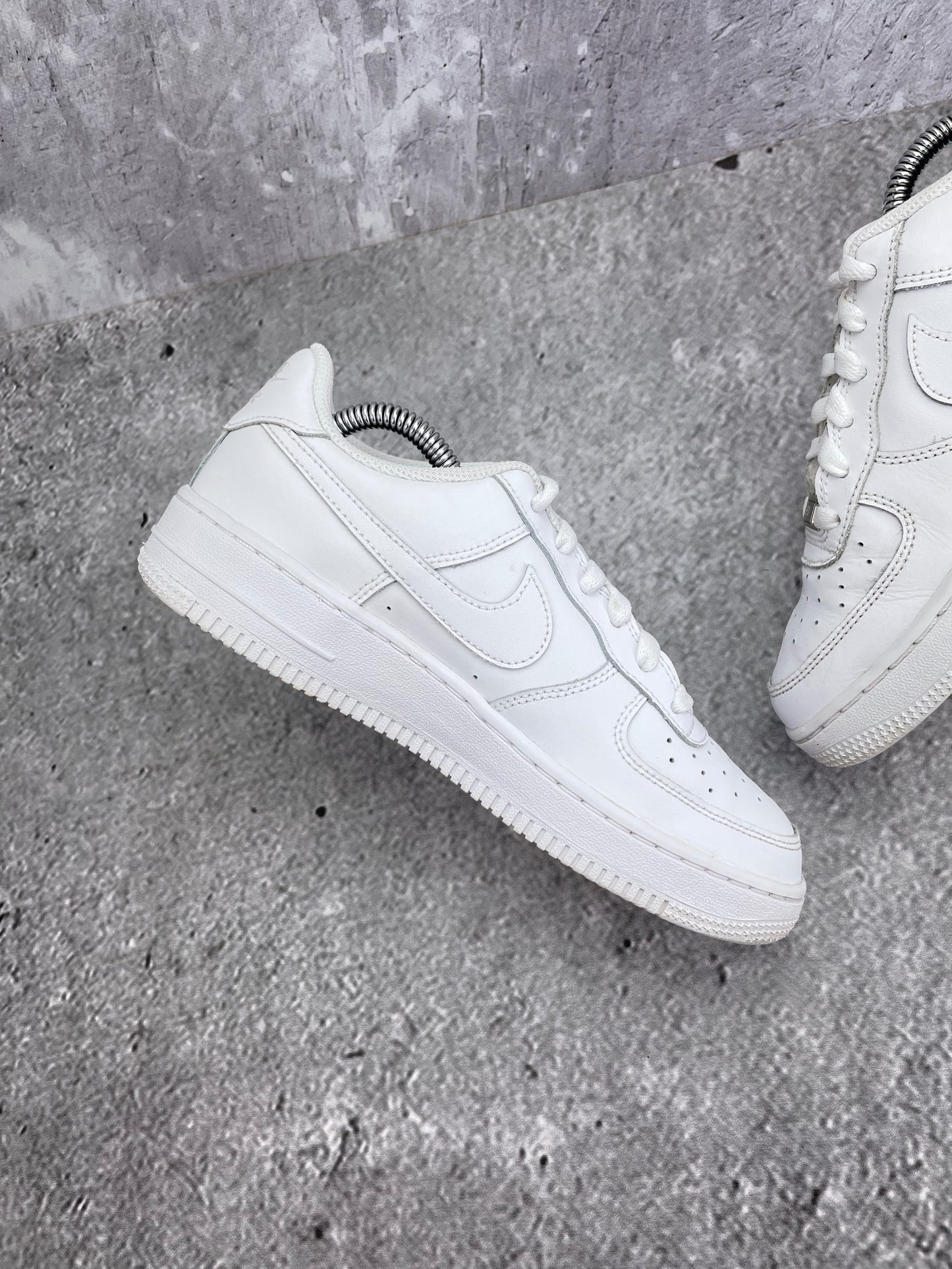 Nike Air Force 1 Low Triple White — buty sportowe damskie w bardzo dobrym stanie rozmiar 38, wewnętrzny panel prawego buta