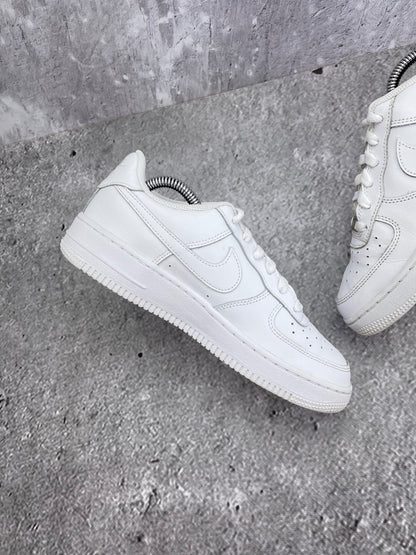Nike Air Force 1 Low Triple White — buty sportowe damskie w bardzo dobrym stanie rozmiar 38, wewnętrzny panel prawego buta