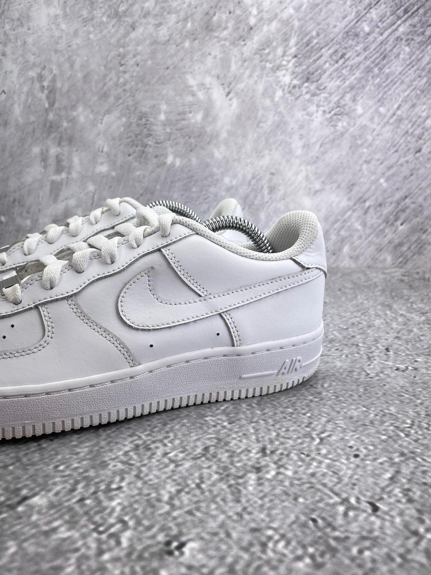 Nike Air Force 1 Low Triple White — buty sportowe damskie w bardzo dobrym stanie rozmiar 38, widok z góry
