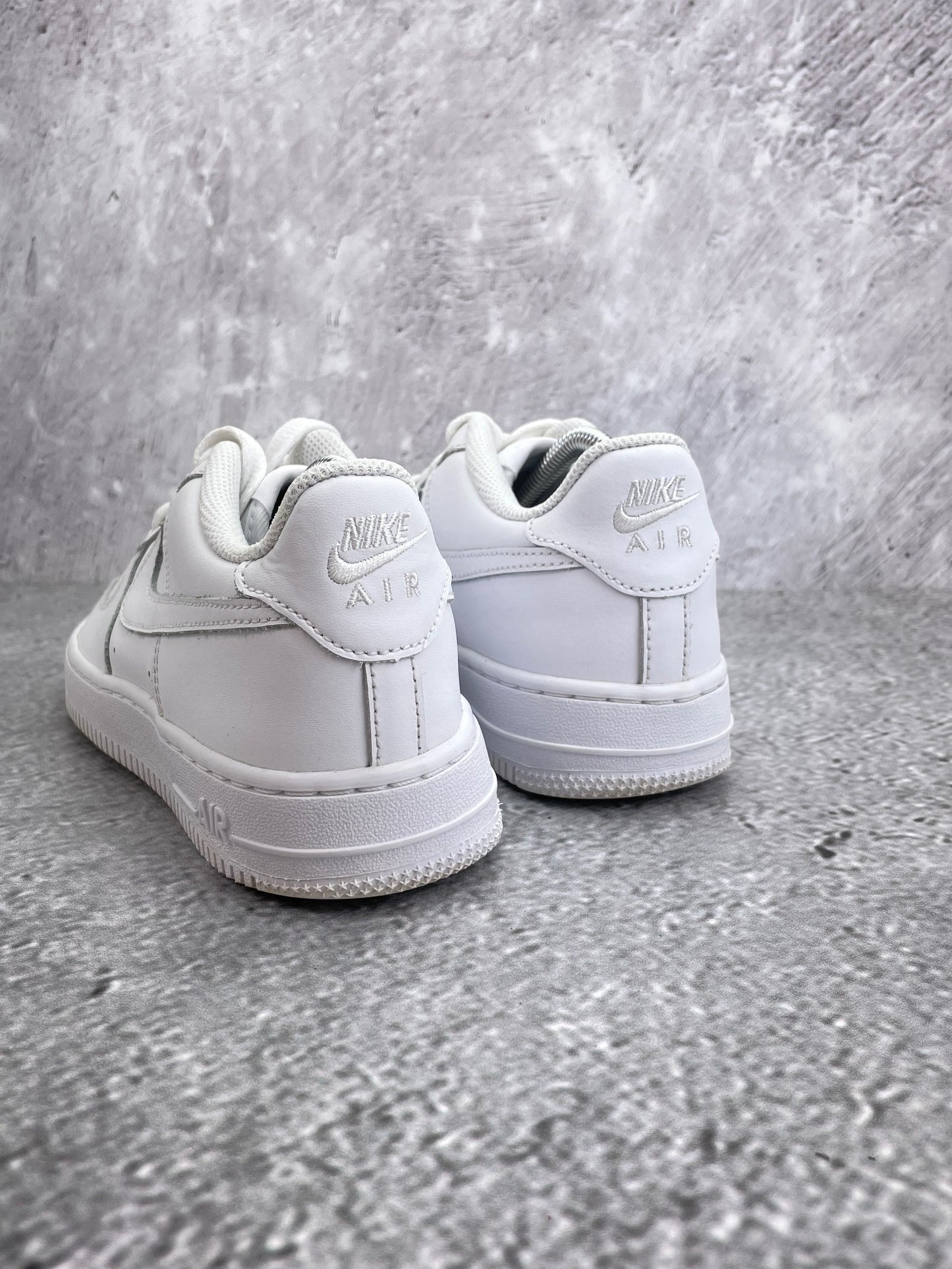 Nike Air Force 1 Low Triple White — buty sportowe damskie w bardzo dobrym stanie rozmiar 38, widok z tyłu