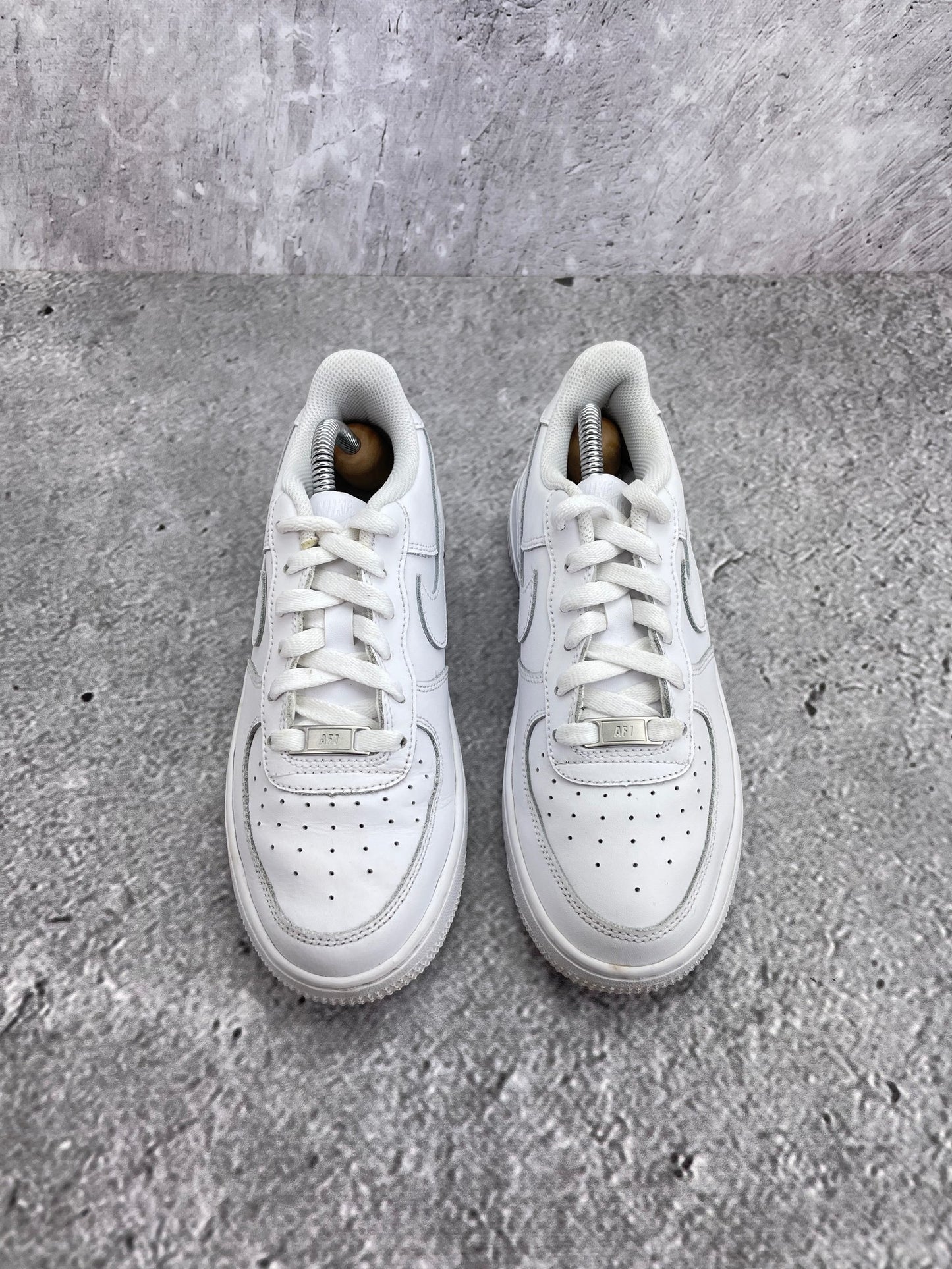 Nike Air Force 1 Low Triple White — buty sportowe damskie w bardzo dobrym stanie rozmiar 38, podeszwa