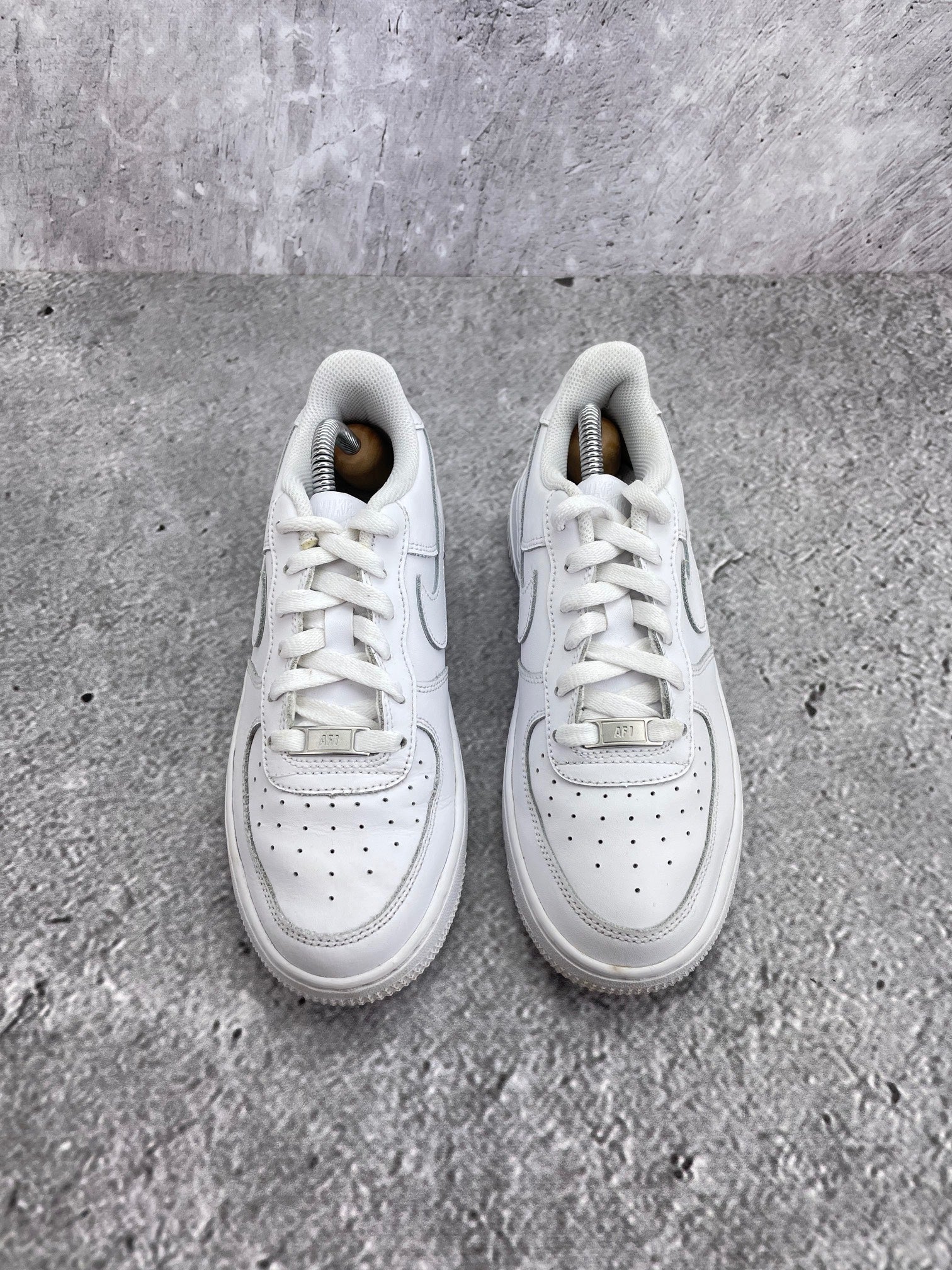Nike Air Force 1 Low Triple White — buty sportowe damskie w bardzo dobrym stanie rozmiar 38, podeszwa