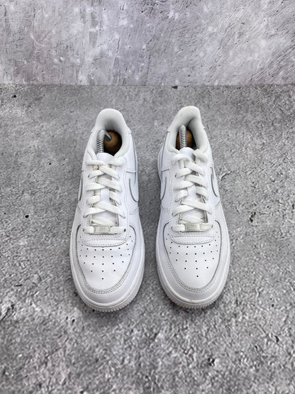 Nike Air Force 1 Low Triple White — buty sportowe damskie w bardzo dobrym stanie rozmiar 38, podeszwa
