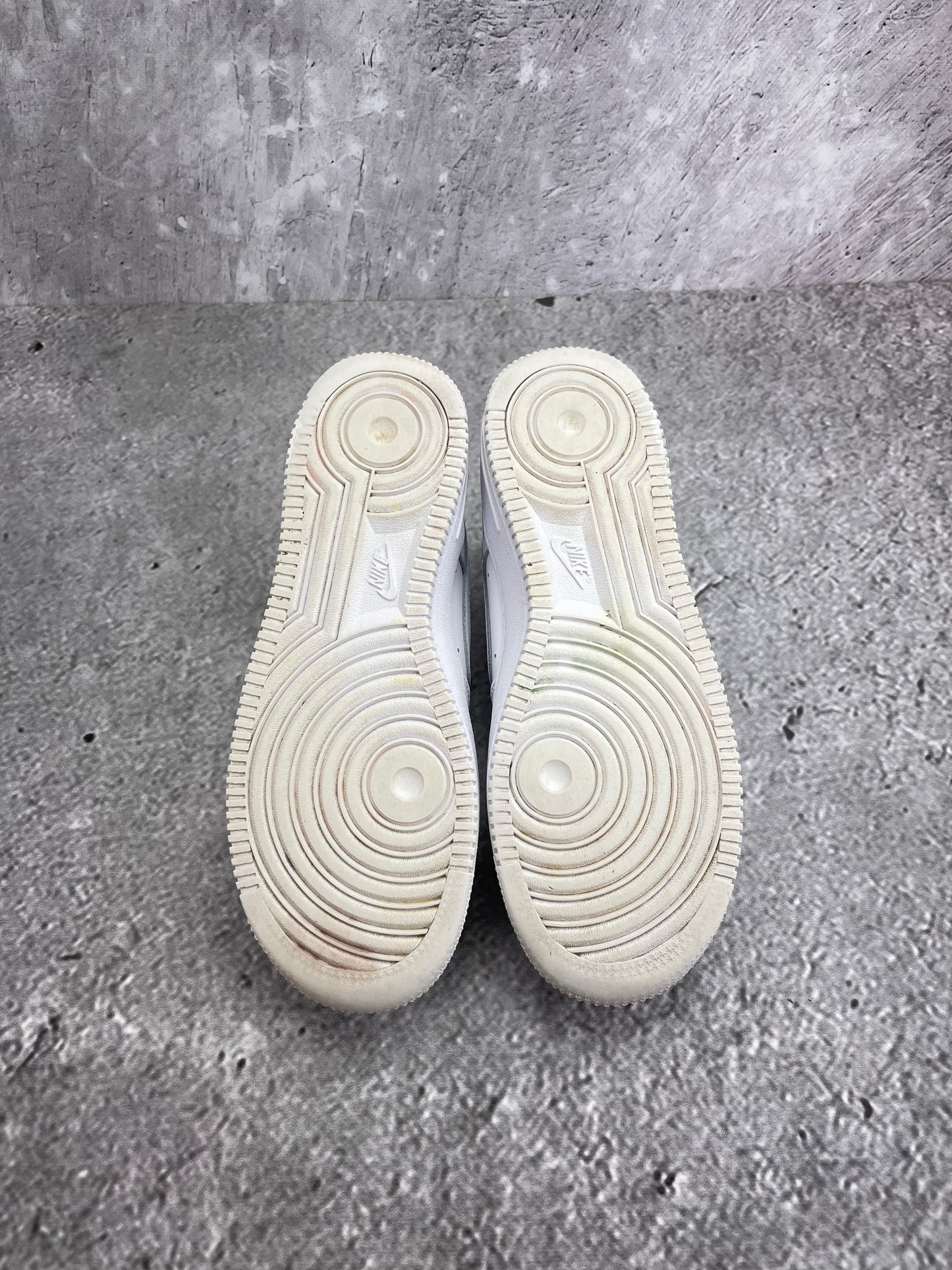 Nike Air Force 1 Low Triple White — buty sportowe damskie w bardzo dobrym stanie rozmiar 38, zapiętki butów