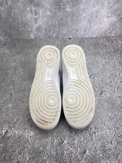 Nike Air Force 1 Low Triple White — buty sportowe damskie w bardzo dobrym stanie rozmiar 38, zapiętki butów