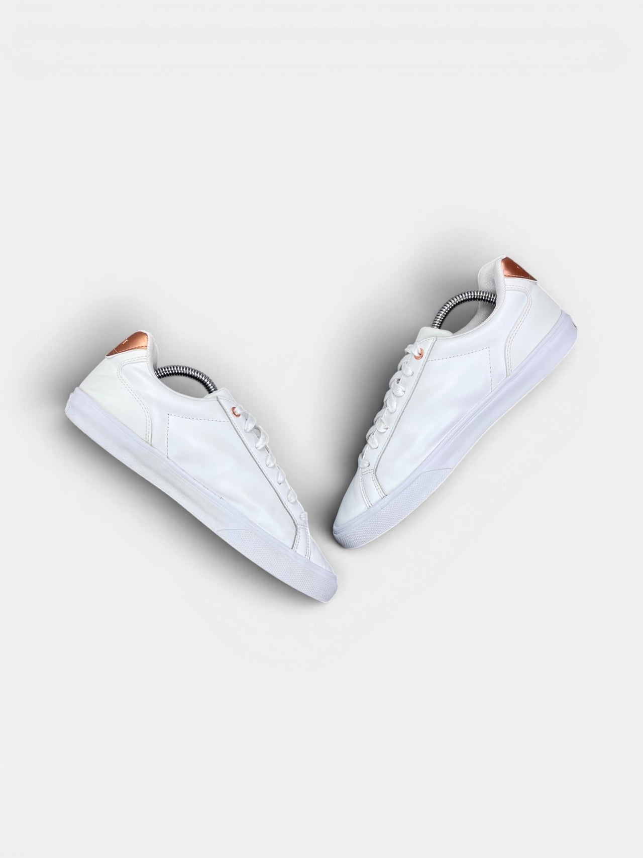 Lacoste Sneakers — buty sportowe damskie w bardzo dobrym stanie rozmiar 39, zewnętrzny panel prawego buta