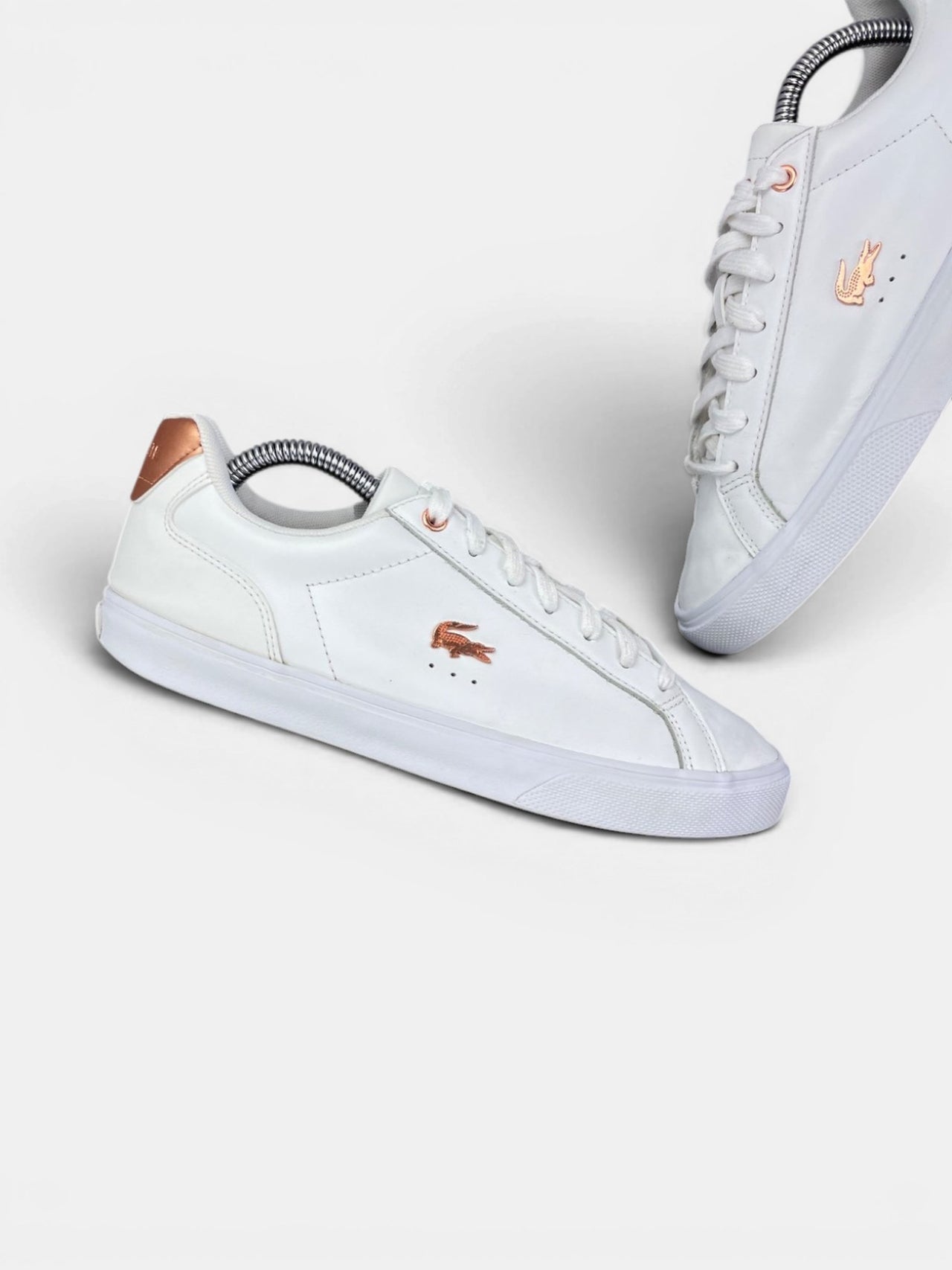 Lacoste Sneakers — buty sportowe damskie w bardzo dobrym stanie rozmiar 39, zewnętrzny panel lewego buta