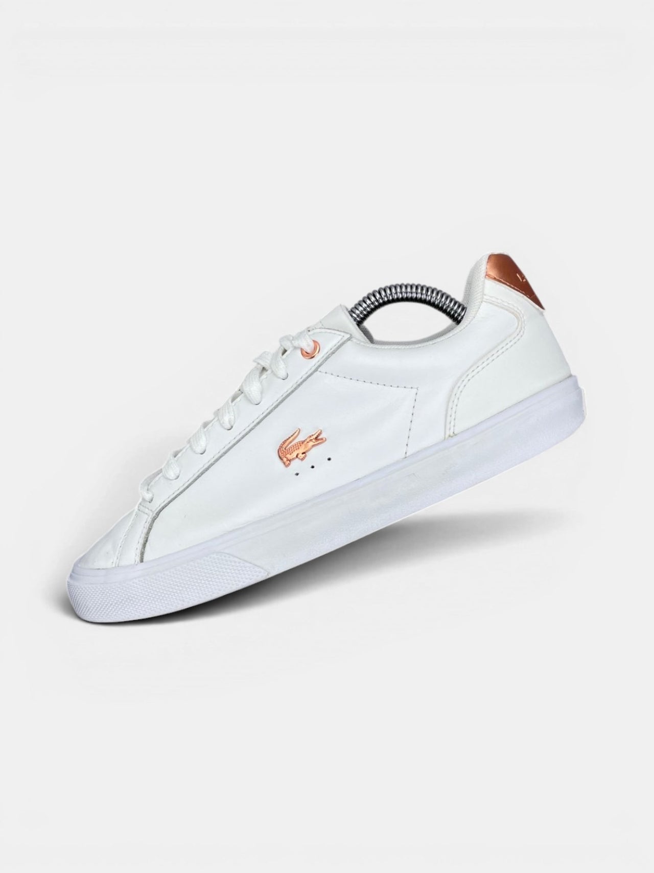 Lacoste Sneakers — buty sportowe damskie w bardzo dobrym stanie rozmiar 39, widok z góry na wewnętrzną stronę butów