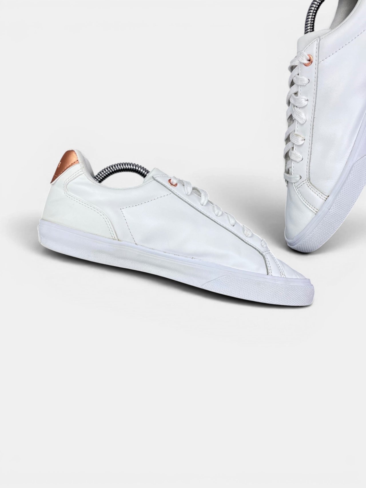 Lacoste Sneakers — buty sportowe damskie w bardzo dobrym stanie rozmiar 39, wewnętrzny panel lewego buta