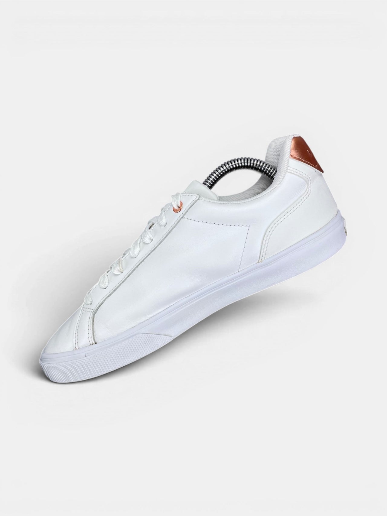 Lacoste Sneakers — buty sportowe damskie w bardzo dobrym stanie rozmiar 39, wewnętrzny panel prawego buta