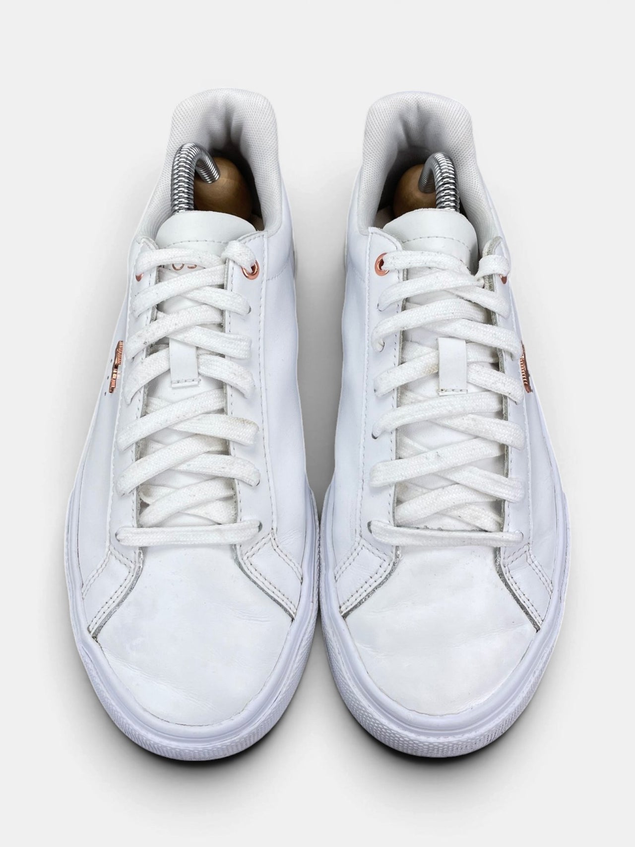 Lacoste Sneakers — buty sportowe damskie w bardzo dobrym stanie rozmiar 39, widok z góry