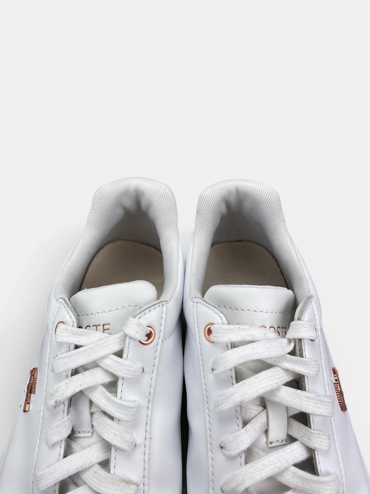Lacoste Sneakers — buty sportowe damskie w bardzo dobrym stanie rozmiar 39, zapiętki butów