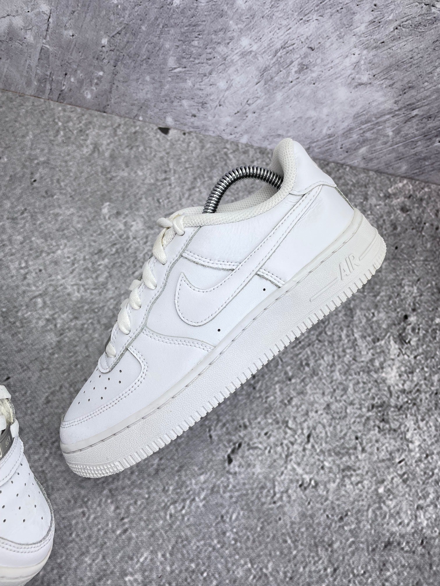 Nike Air Force 1 Low Triple White — buty sportowe damskie w bardzo dobrym stanie rozmiar 37.5, zewnętrzny panel prawego buta
