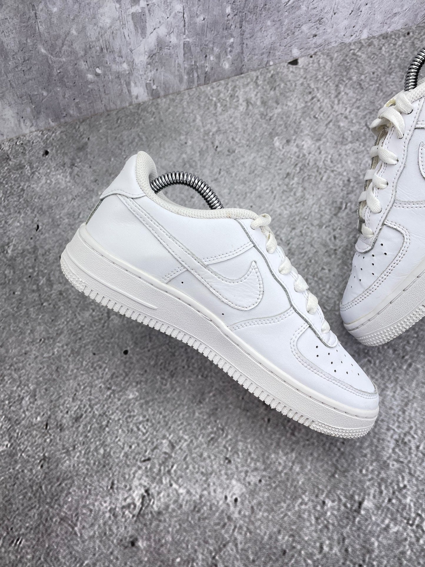 Nike Air Force 1 Low Triple White — buty sportowe damskie w bardzo dobrym stanie rozmiar 37.5, wewnętrzny panel prawego buta