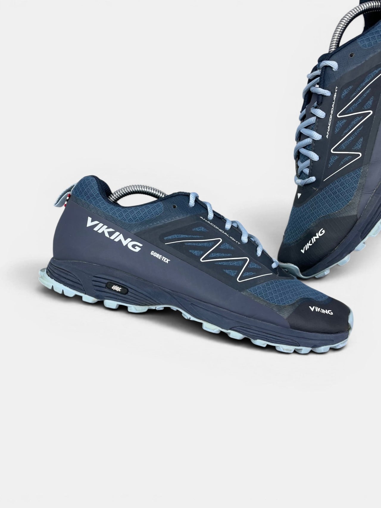 Viking Gore-Tex Trekking Shoes — trekkingi męskie w bardzo dobrym stanie rozmiar 43, zewnętrzny panel prawego buta