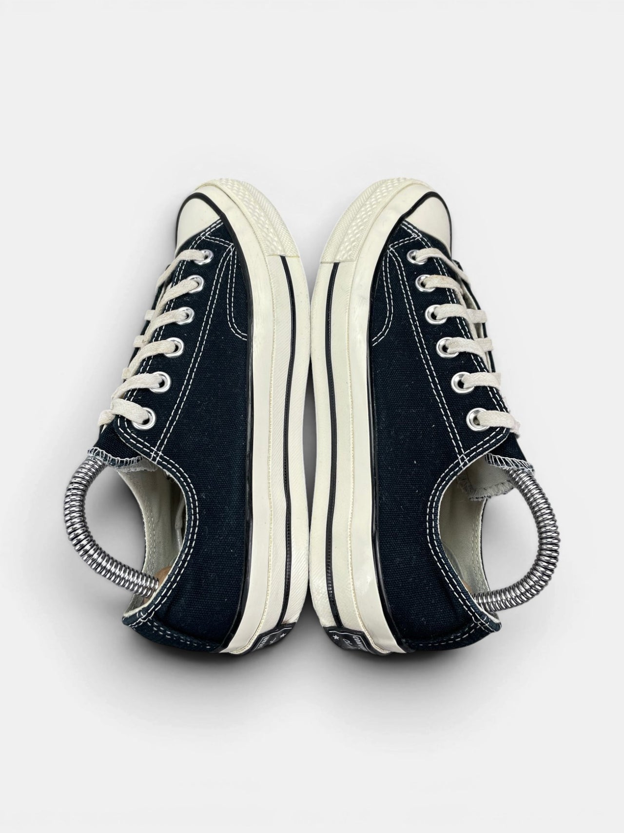 Converse Chuck Taylor All Star 70 Ox — buty sportowe damskie w bardzo dobrym stanie rozmiar 37.5, widok z góry na zewnętrzną stronę butów