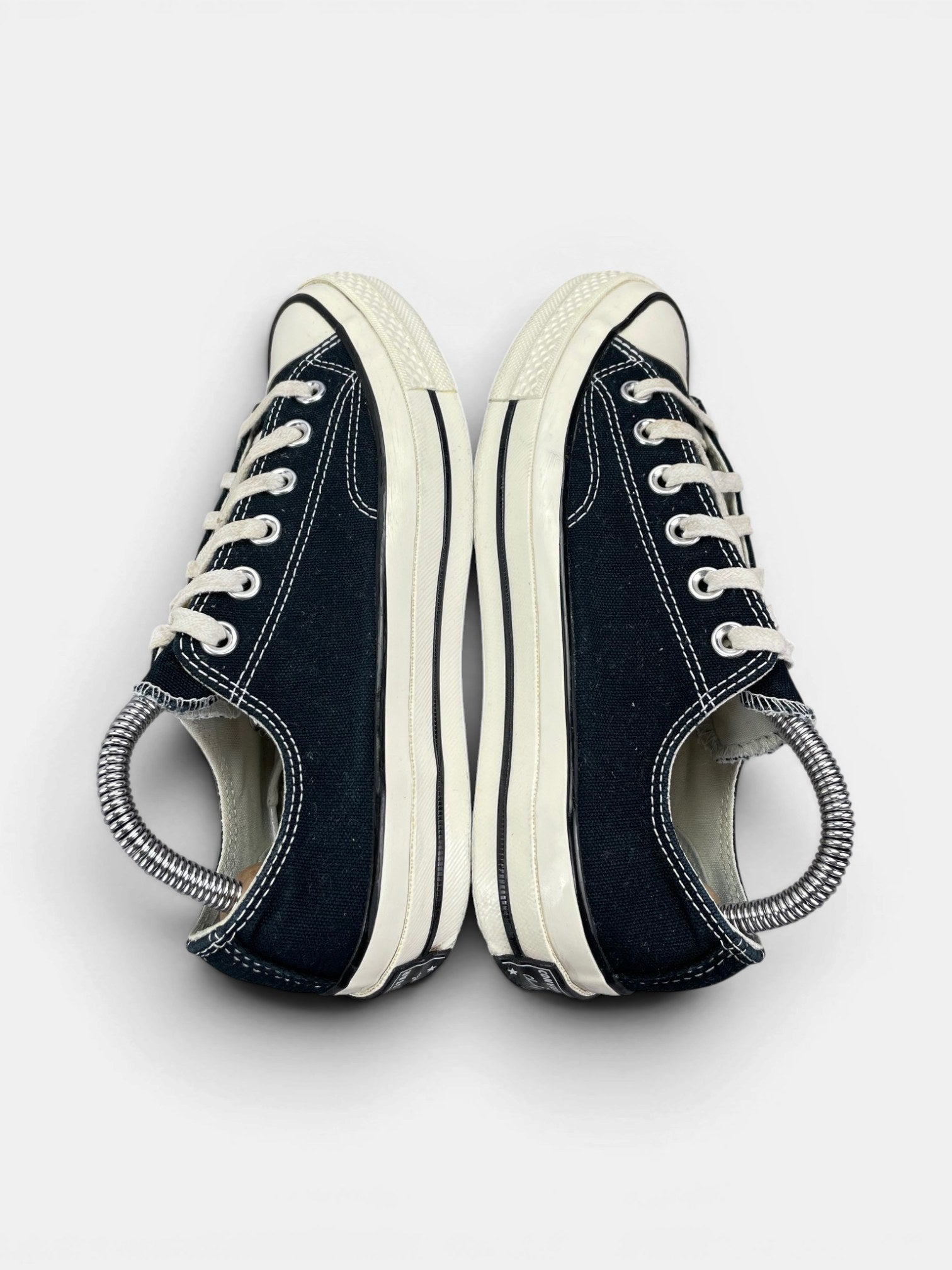 Converse Chuck Taylor All Star 70 Ox — buty sportowe damskie w bardzo dobrym stanie rozmiar 37.5, widok z góry na zewnętrzną stronę butów