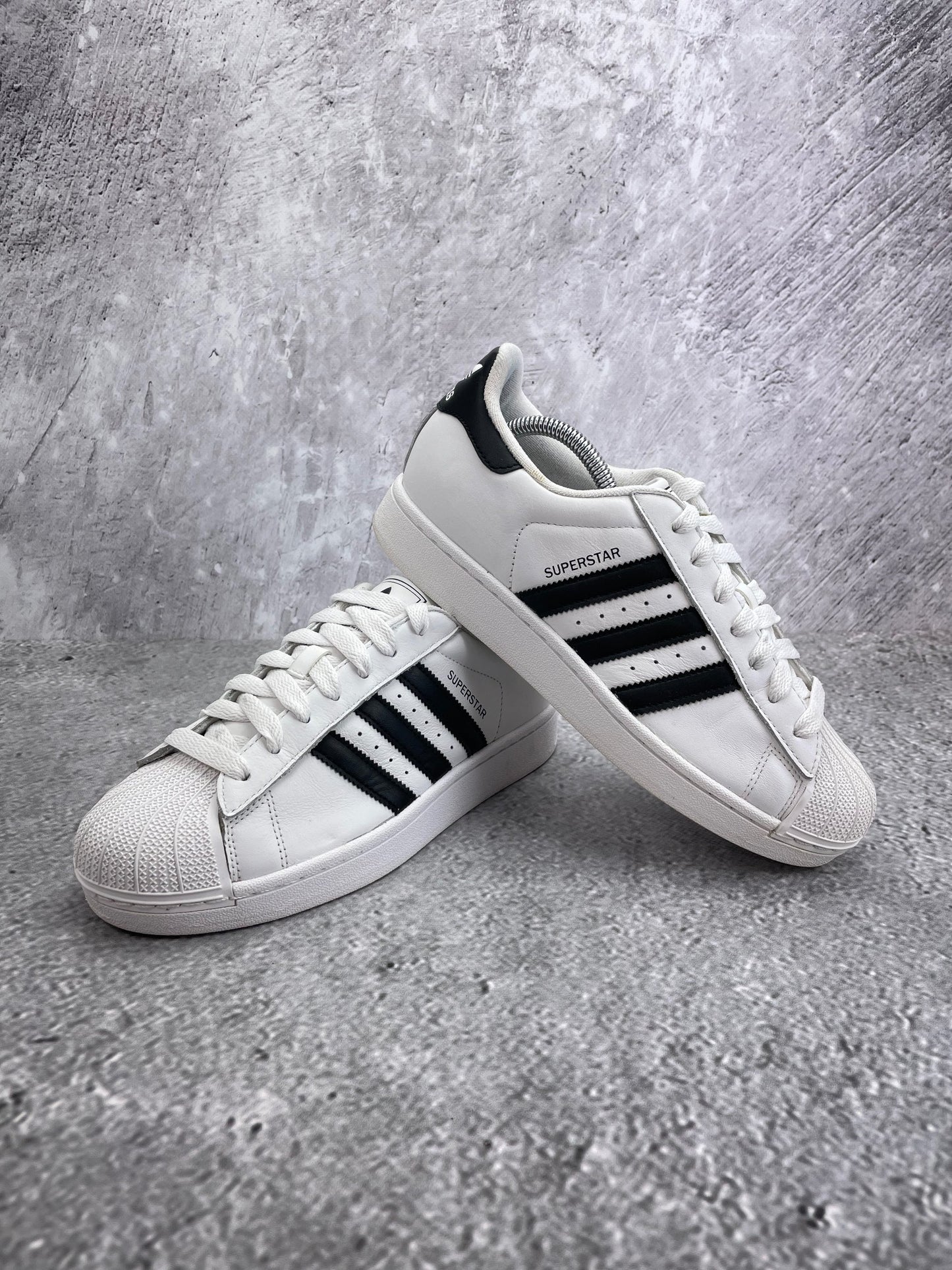 adidas Superstar II IH8659 - buty sportowe, para butów, widok z boku na tle studyjnym