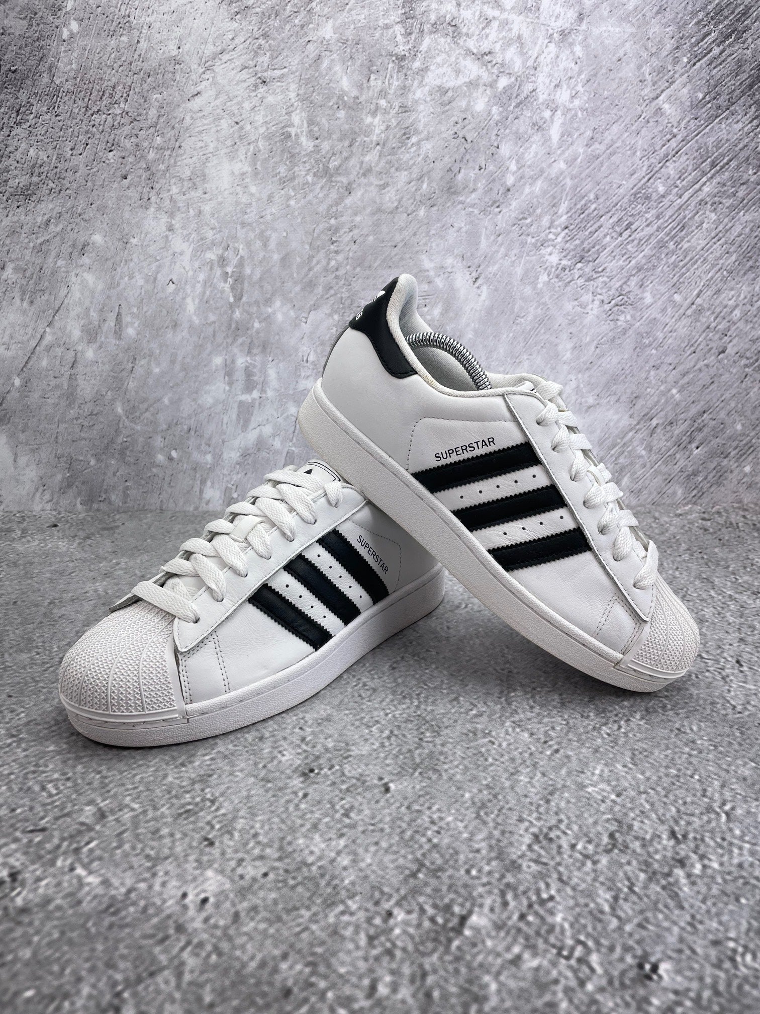 adidas Superstar II IH8659 - buty sportowe, para butów, widok z boku na tle studyjnym