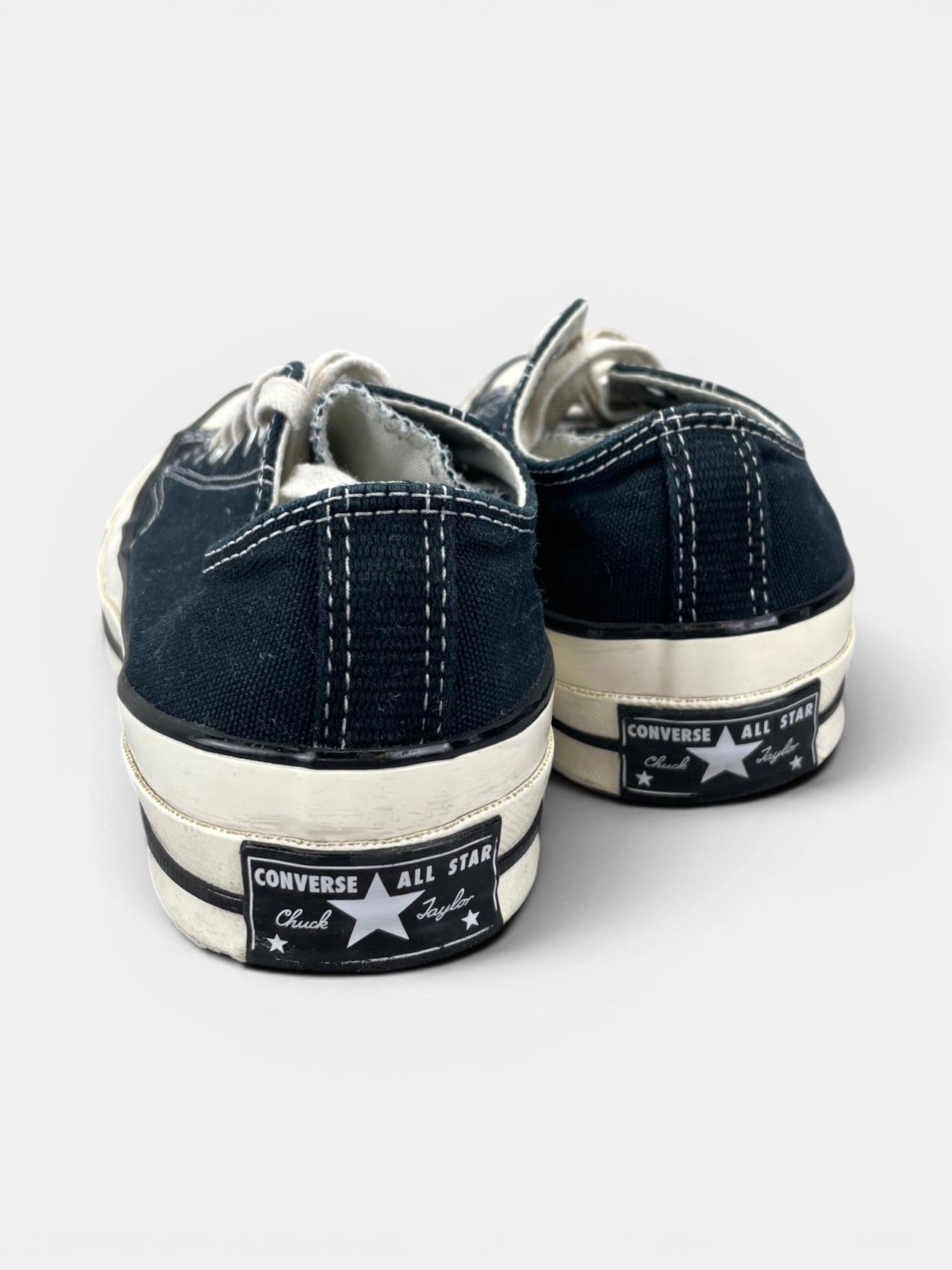 Converse Chuck Taylor All Star 70 Ox — buty sportowe damskie w bardzo dobrym stanie rozmiar 37.5, widok z góry na wewnętrzną stronę butów