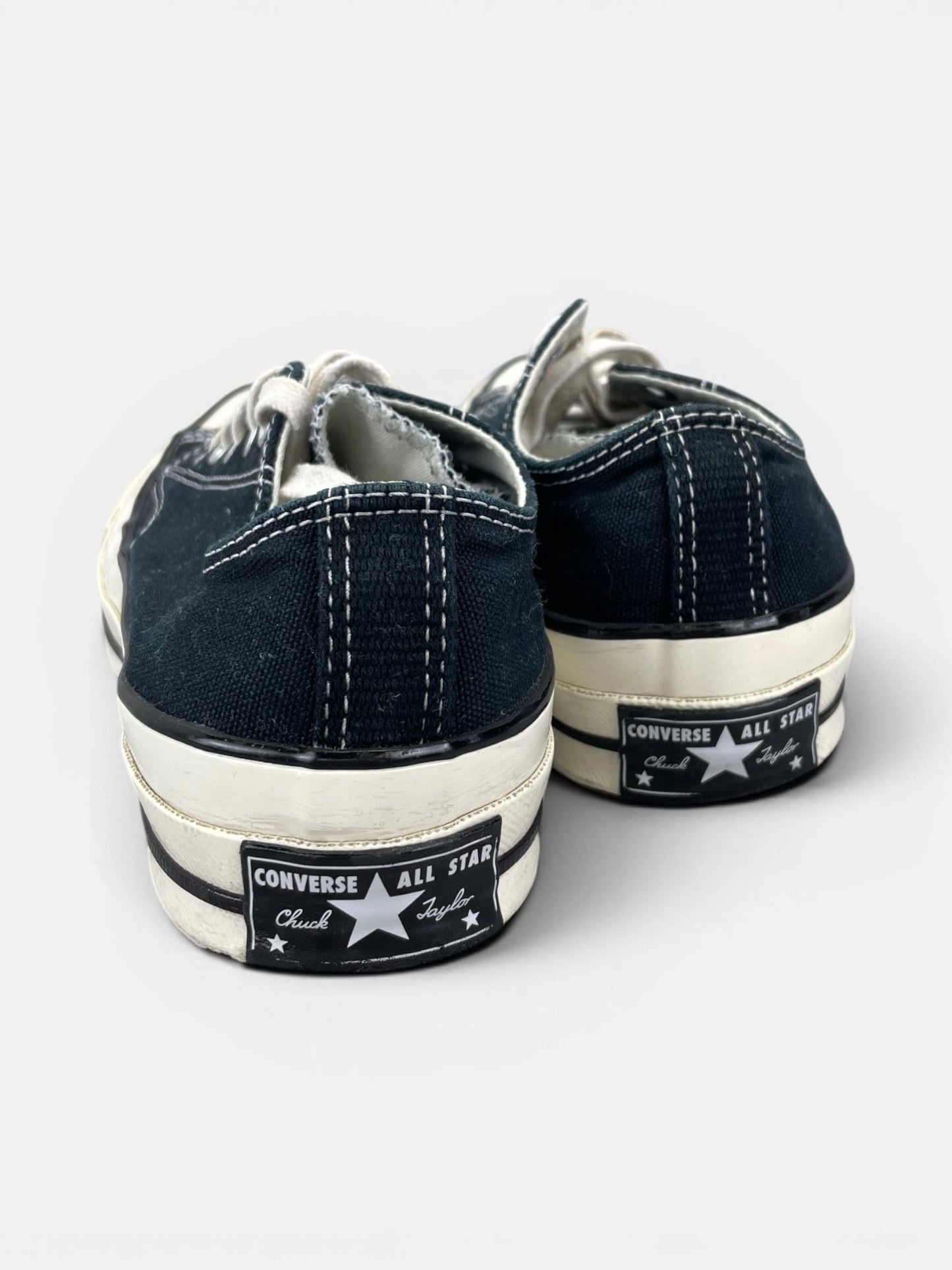 Converse Chuck Taylor All Star 70 Ox — buty sportowe damskie w bardzo dobrym stanie rozmiar 37.5, widok z góry na wewnętrzną stronę butów